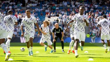 Antonio Pintus, con los jugadores del Real Madrid esta temporada.
