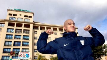 Pablo R&aacute;ez con el abrigo de su equipo, el M&aacute;laga CF, tras salir del hospital