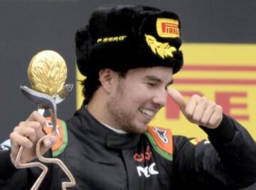 Sergio Perez celebrando el premio por su tercera plaza en el circuito de Sochi.