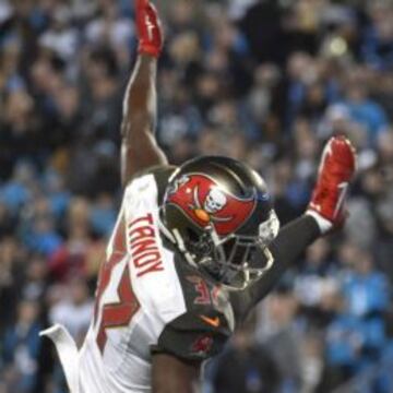 Al paso de Jerricho Cotchery llueven jugadores de los Bucs.