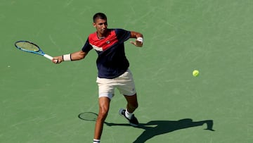 Alexei Popyrin devuelve un tiro de Emil Ruusuvuori en el Western & Southern Open de Cincinnati.