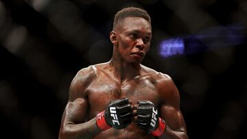 Israel Adesanya en el octágono.