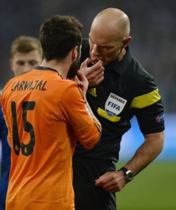 Carvajal y el árbitro Howard Webb.