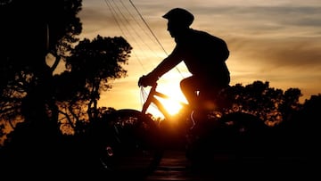 GRAF9907. BARCELONA, 02/05/2020.- Un ciclista en la carretera del Tibiado en Barcelona, a &uacute;ltima hora de este s&aacute;bado, la primera jornada desde que se decretara el estado de alarma en la que las personas adultas salen a la calle a pasear y hacer deporte individual en franjas horarias distintas. EFE/Alberto Est&eacute;vez