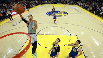 Victor Wembanyama anota una bandeja durante el partido que sus Spurs ganaron en la Bahía contra los Warriors.