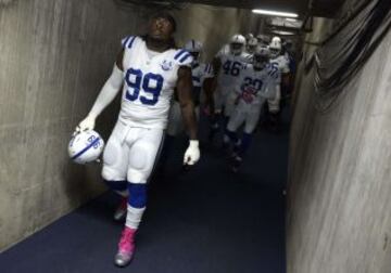 Ricky Jean Francois de los Indianapolis Colts saliendo al terreno de juego para jugar contra los San Diego Chargers