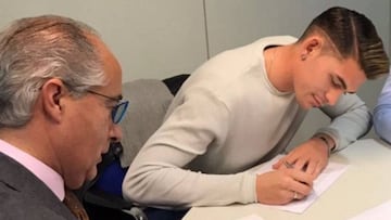 Adrián de la Fuente firma su renovación con el Real Madrid.