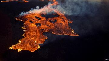 FILE PHOTO: The Mauna Loa volcano on the island of Hawaii is shown in this March 25, 1984 handout photo provided by the U.S. Geological Survey, and released to Reuters on June 19, 2014. REUTERS/U.S. Geological Survey/Handout via Reuters.  ATTENTION EDITORS! THIS PICTURE WAS PROVIDED BY A THIRD PARTY. REUTERS IS UNABLE TO INDEPENDENTLY VERIFY THE AUTHENTICITY, CONTENT, LOCATION OR DATE OF THIS IMAGE. FOR EDITORIAL USE ONLY. NOT FOR SALE FOR MARKETING OR ADVERTISING CAMPAIGNS. THIS PICTURE IS DISTRIBUTED EXACTLY AS RECEIVED BY REUTERS, AS A SERVICE TO CLIENTS/File Photo