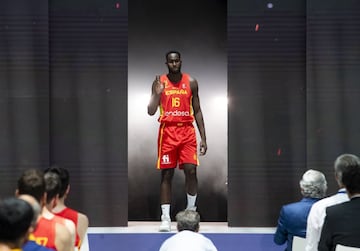 El 2021 ha sido el a?o de la explosión de Usman Garuba. El de Azuqueca de Henares (09/03/2002) se fue haciendo un hueco en los planes de Pablo Laso hasta convertirse en el jugador más joven (había cumplido 19 a?os el mes anterior) en alcanzar los 30 de valoración en un partido de playoff de la Euroliga ante el Anadolu Efes. Garuba fue elegido Mejor Joven de la Liga Endesa y de la Euroliga (Rising Star) antes de debutar con la Selección en los Juegos de Tokio (dejó fuera de los doce a Pierre Oriola) y dar el salto a la NBA. Los Rockets le eligieron en el puesto 23 y este es su primer curso en Houston.