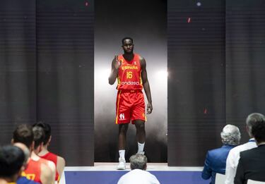 El 2021 ha sido el año de la explosión de Usman Garuba. El de Azuqueca de Henares (09/03/2002) se fue haciendo un hueco en los planes de Pablo Laso hasta convertirse en el jugador más joven (había cumplido 19 años el mes anterior) en alcanzar los 30 de valoración en un partido de playoff de la Euroliga ante el Anadolu Efes. Garuba fue elegido Mejor Joven de la Liga Endesa y de la Euroliga (Rising Star) antes de debutar con la Selección en los Juegos de Tokio (dejó fuera de los doce a Pierre Oriola) y dar el salto a la NBA. Los Rockets le eligieron en el puesto 23 y este es su primer curso en Houston.