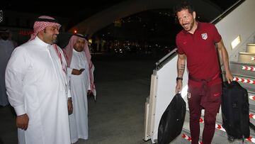 El Atlético viajó en diciembre de 2016 a Yeda, donde jugó un partido amistoso. En la imagen, Simeone a la llegada a Arabia Saudí.
