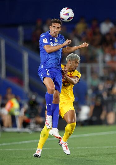 Jaime Mata recupera un balón de cabeza ante Araujo.