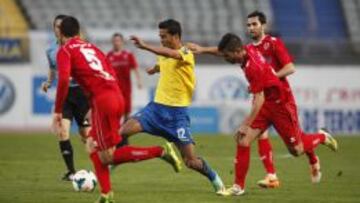 Poco fútbol, tres expulsados y una pañolada final a Las Palmas