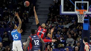 GRAF9339. MADRID, 28/01/2018.- El pivot estadounidense del Baskonia Kevin Jones (2i) intenta taponar al alero israelí del Movistar Estudiantes Sylven Landesberg (i), en partido de liga ACB que se disputa esta tarde en el Wizink Center. EFE/ V&iacut