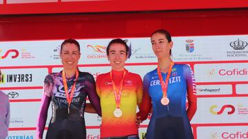 De izquierda a derecha, las ciclistas Mavi García, Mireia Benito y Sandra Alonso en la crono femenina de los Campeonatos de España de Ciclismo en Sevilla la Nueva.