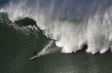 Para surfear sobre grandes olas no hace falta viajar hasta Haw?i o Nazar?, dos de los principales santuarios del surf mundial. En la imagen, un surfista compite ante una ola de m?s de seis metros en el Punta Galea Challenge, en la localidad de Getxo. La cita vizca?na es la competici?n de surf de olas grandes m?s antigua de Europa.