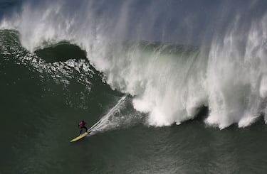 Para surfear sobre grandes olas no hace falta viajar hasta Haw i o Nazar, dos de los principales santuarios del surf mundial. En la imagen, un surfista compite ante una ola de m s de seis metros en el Punta Galea Challenge, en la localidad de Getxo. La cita vizca¡na es la competici¢n de surf de olas grandes m s antigua de Europa.