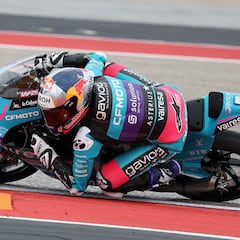 Paseo triunfal de Alonso y cambio de moto por error de Ortolá