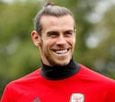 Bale sí sonríe con Gales...