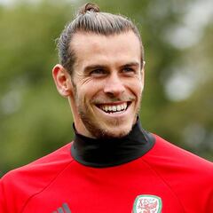Bale sí sonríe con Gales...