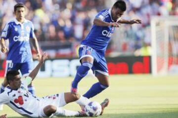 Braulio Leal intenta quitar el balón a Gonzalo Espinoza.