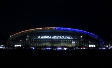 El Wanda Metropolitano iluminado con los colores de la bandera ucraniana.