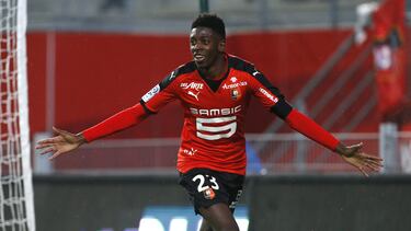 En 2010 se incorporó a la cantera del Stade Rennais, equipo con el que debutó en La Ligue 1 francesa en 2015 con 18 años.