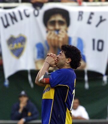 En La Bombonera que le vio brillar, Maradona participó en un homenaje el 10 de noviembre de 2001. Argentina ganó 6-3 al Equipo de las Estrellas y Maradona participó en todos los goles. "El Diego del Pueblo", coreó la gente. "Amo Boca, amo la Selección y amo este país", dijo.