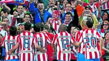 <b>UNA PIÑA. </b>Los dirigentes quieren que el equipo y la afición sean una piña. Y los seguidores esperan que la plantilla pueda darles una alegría esta temporada.