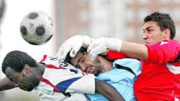 <b>CON FUERZA. </b>Ramiro sale a despejar un balón por alto y se lleva por delante a su compañero.