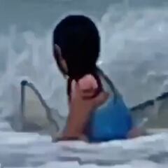 Graba el ataque de un tiburón a su hija en Hawái