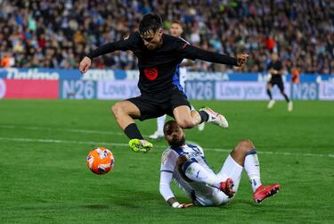Pedri evita la entrada del defensa pepinero, Valentin Rosier.