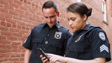 Agentes vigilan el m車vil