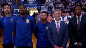 Pachulia, Durant, Curry y parte del cuerpo t&eacute;cnico de los Warrios escuchan el himno en el primer partido de la pretemporada 2017.