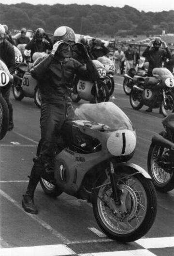 Obtuvo 76 victorias, 112 podios y 9 títulos en su carrera, además de 14 victorias en el el TT Isla de Man. 
Falleció el 23 de marzo de 1981 debido a las heridas sufridas en un accidente automovilístico dos días antes.