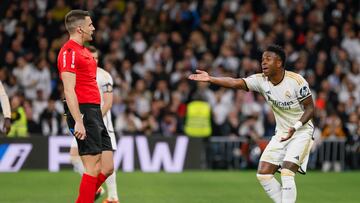 MADRID, 25/02/2024.- El delantero brasileño del Real Madrid Vinicius Junior (d) delante del árbitro Isidro Díaz de Mera, durante el partido de LaLiga que Real Madrid y Sevilla FC disputan este domingo en el estadio Santiago Bernabéu. EFE/Ballesteros