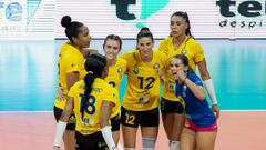 LA LAGUNA (TENERIFE), 01/11/2023.- Las jugadoras del CV Hidramar Gran Canaria celebran un tanto durante el partido de Supercopa de España de voleibol que enfrenta a Tenerife Libby´s La Laguna y CV Hidramar Gran Canaria hoy miércoles en el pabellón Santiago Martín, en La Laguna. EFE/Miguel Barreto
