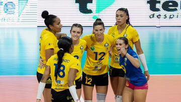 LA LAGUNA (TENERIFE), 01/11/2023.- Las jugadoras del CV Hidramar Gran Canaria celebran un tanto durante el partido de Supercopa de Espa?a de voleibol que enfrenta a Tenerife Libby?s La Laguna y CV Hidramar Gran Canaria hoy mi¨¦rcoles en el pabell¨®n Santiago Mart¨ªn, en La Laguna. EFE/Miguel Barreto