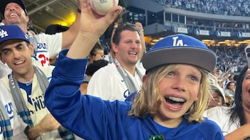 Zach Ruderman sonríe con la bola en su poder. No es para menos. 