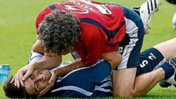 <b>CONFIANZA. </b>Lillo bromea con Markel Bergara, el último canterano al que ha dado la titularidad.