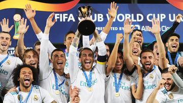 Sergio Ramos levanta el trofeo de campe&oacute;n del Mundial de Clubes conquistado por el Real Madrid en 2017.
