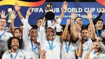 Sergio Ramos levanta el trofeo de campeón del Mundial de Clubes conquistado por el Real Madrid en 2017.