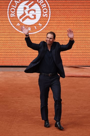 Rafa Nadal durante su emotivo homenaje en la pista Philippe-Chatrier.