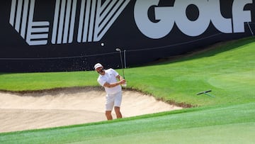 Dustin Johnson practica en el hoyo 18 del LIV Golf Invitational en Jeddah (Arabia Saudita).