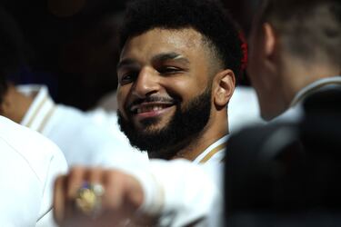 Jamal Murray enseña orgulloso su anillo de campeón de la NBA.