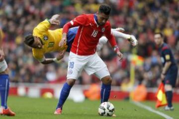 Neymar y Gonzalo Jara pelean la pelota.