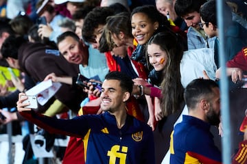 Ceballos se fotografía con los aficionados que han presenciado el entrenamiento.