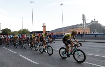 Primoz Roglic se quedó con el título en La Vuelta a España. El podio lo completó Alejandro Valverde y Tadej Pogacar. Superman López se llevó el premio de Supercombativo de la carrera y el Movistar Team de Nairo fue el mejor equipo. 