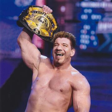 Eddie Guerrero llegó en 1995 a la WCW, y en el año 2000 llegó formalmente a la WWE en su marca RAW. Tuvo grandes logros en la empresa, además de que ingresó al Salón de la Fama en 2006.