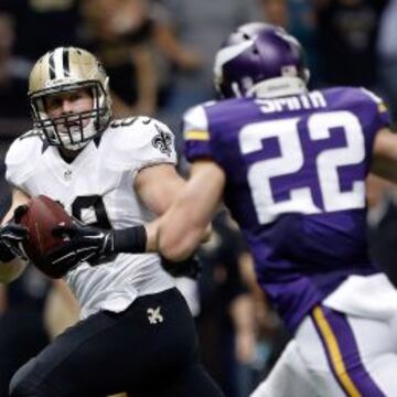 Harrison Smith persigue a Jimmy Graham.